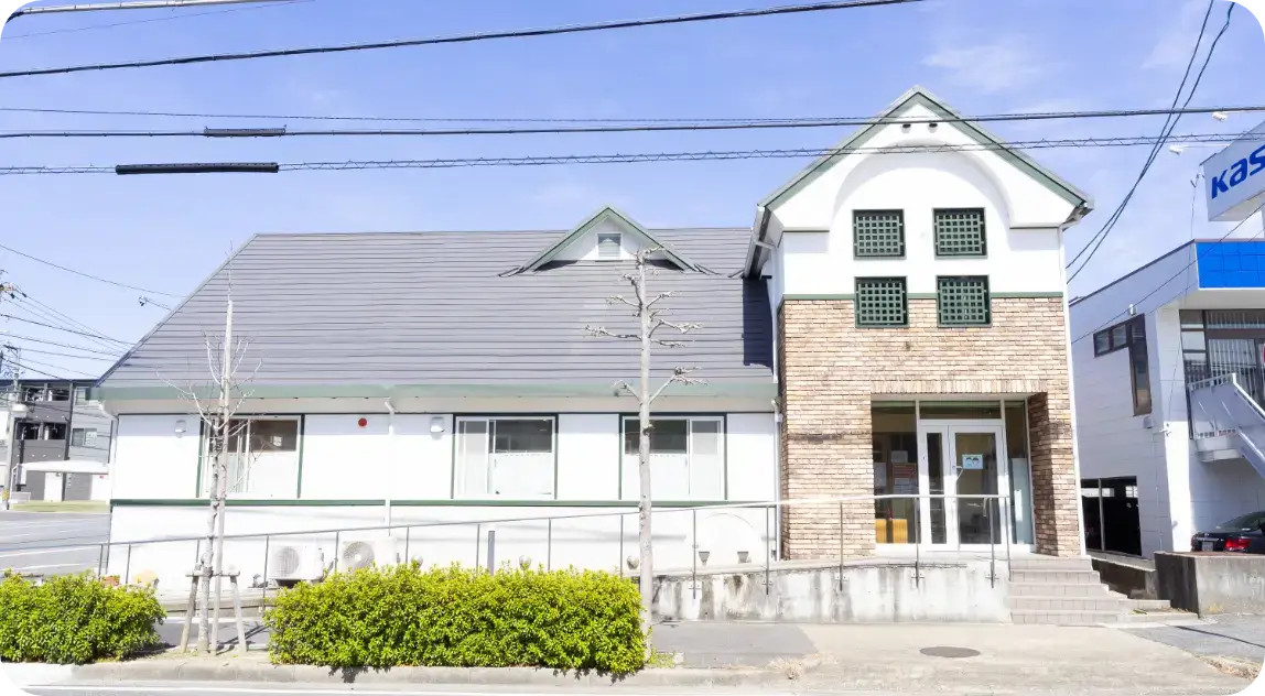 知立市シン歯科クリニックの建物と駐車場