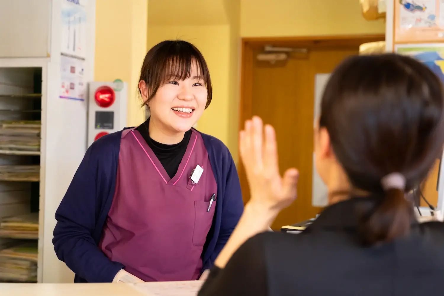 患者さんと話している知立市シン歯科クリニックの受付スタッフ