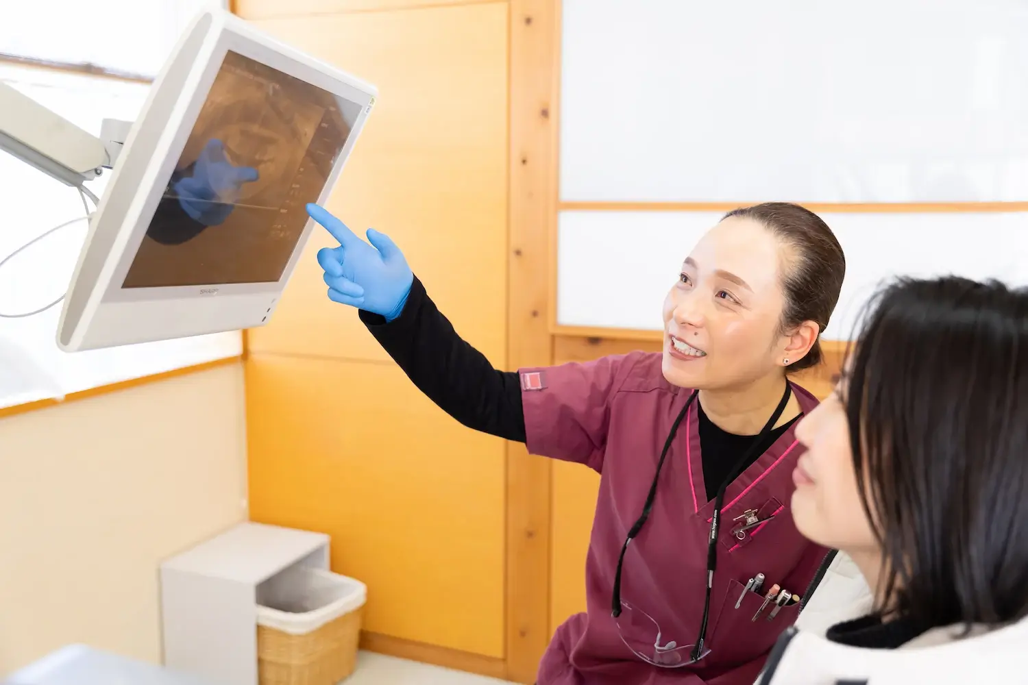 患者さんに説明している知立市シン歯科クリニックのスタッフ