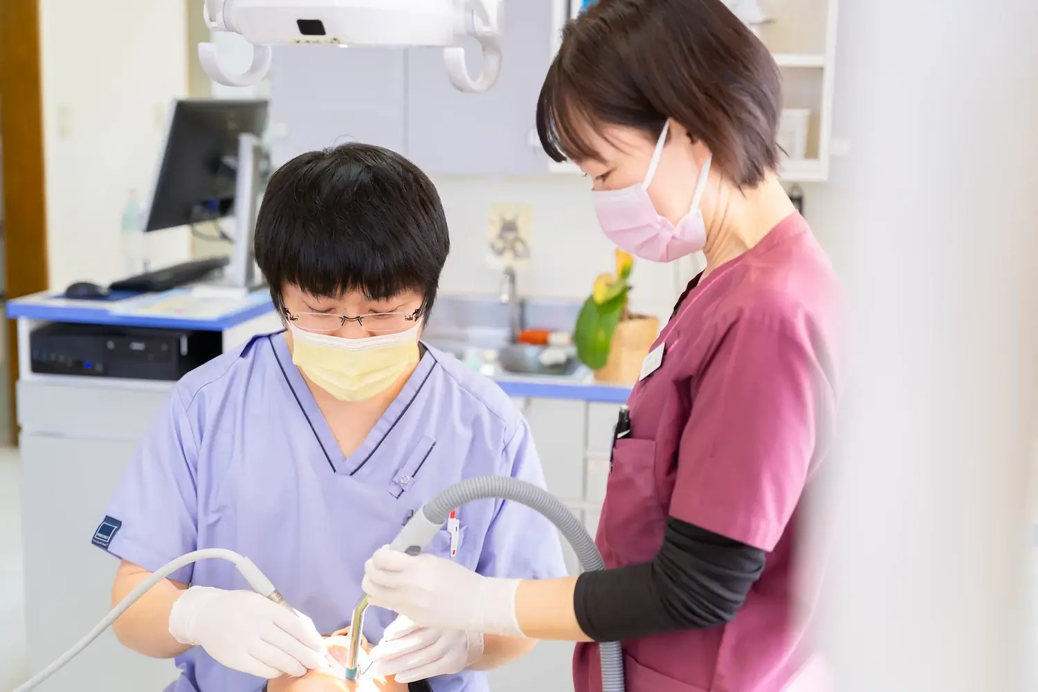 知立市シン歯科クリニックの治療中の写真