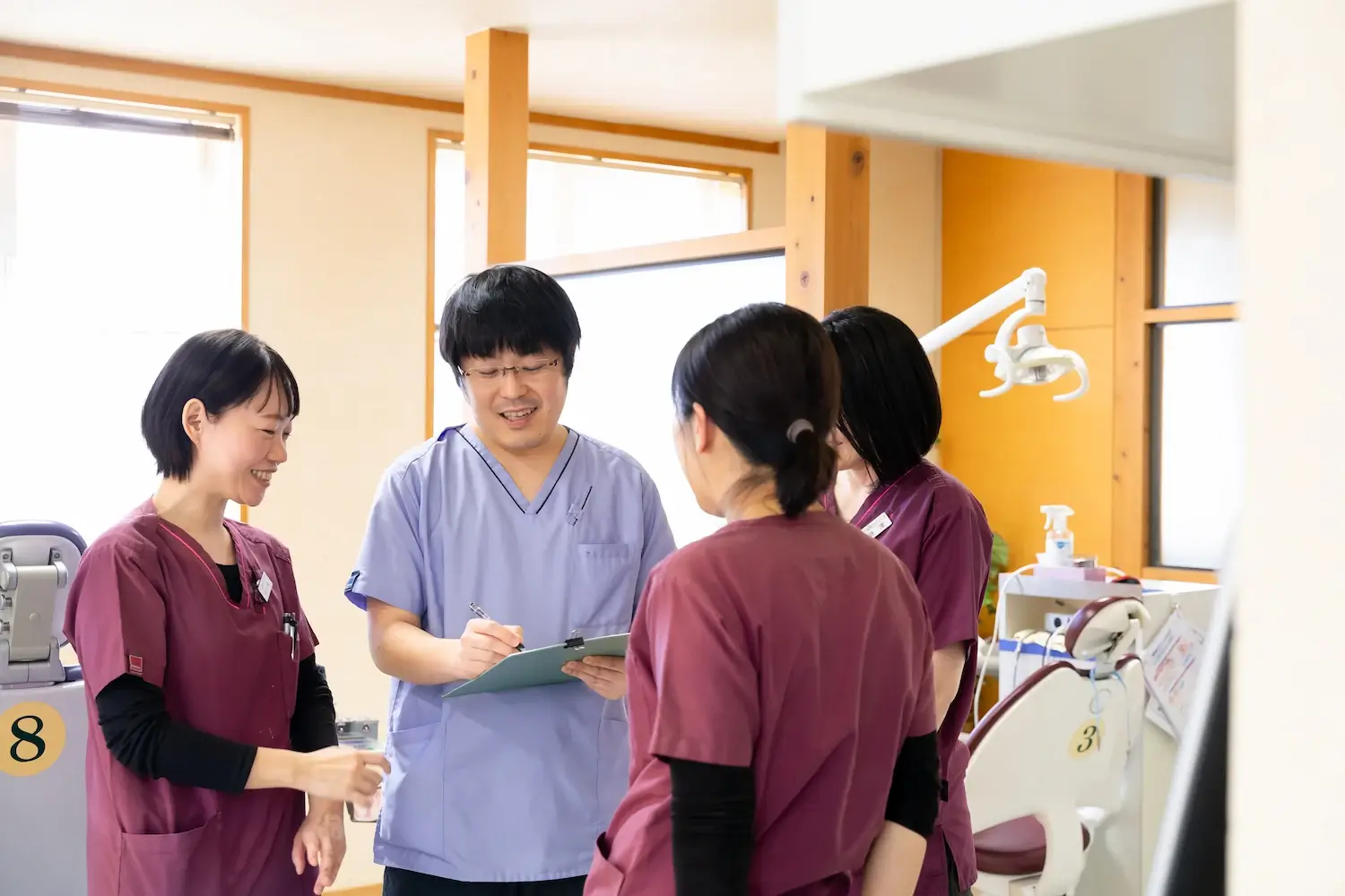 話し合っている知立市シン歯科クリニックのスタッフ